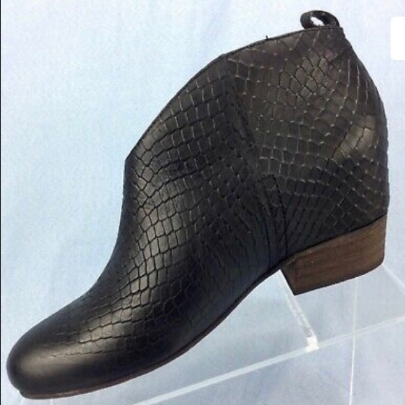 Matiko Black Snake Embossed Booties, Sz 6 - Picture 3 of 5
